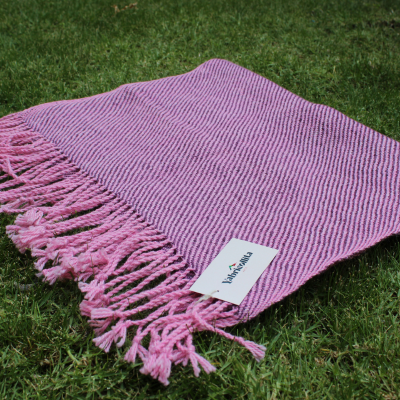 Poncho puntilla rosada y líneas grises