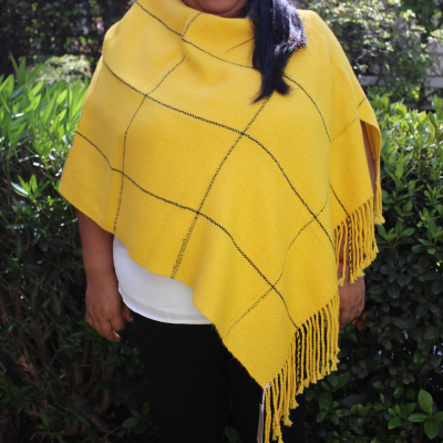 Poncho puntilla lisa de color amarillo