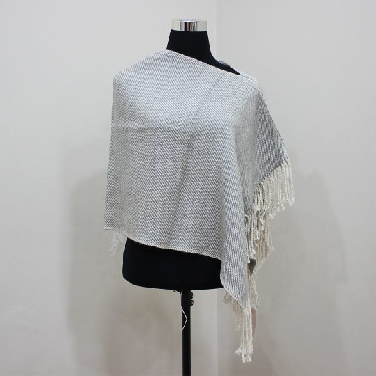 Poncho puntilla palma blanco gris