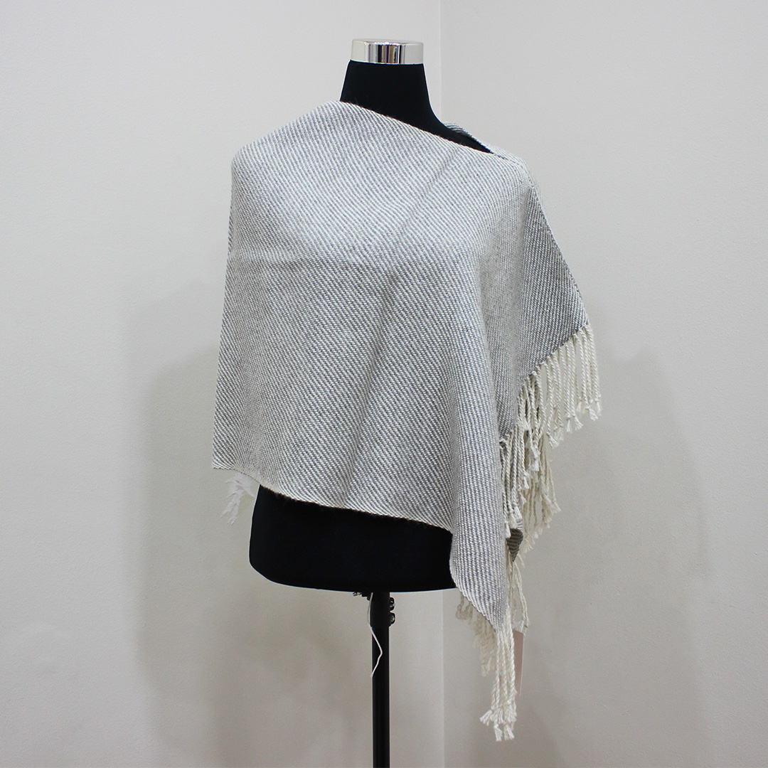 Poncho puntilla palma blanco gris