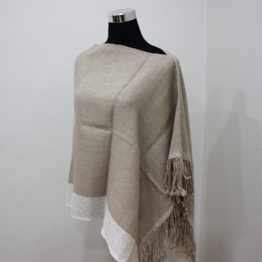 Poncho puntilla liso, beige línea blanco