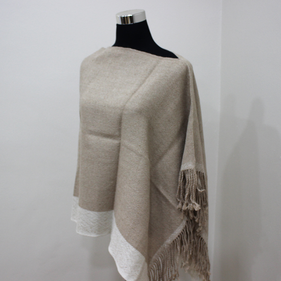 Poncho puntilla liso, beige línea blanco