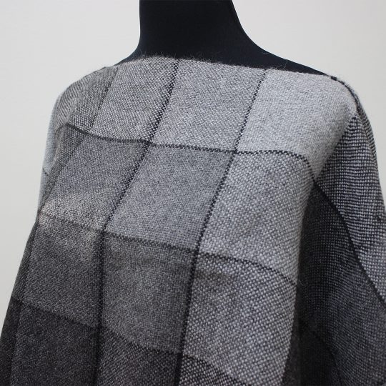 Poncho manguita lisa, cuadros gama gris