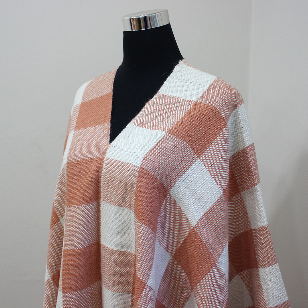 Poncho liso cuadros blanco terracota