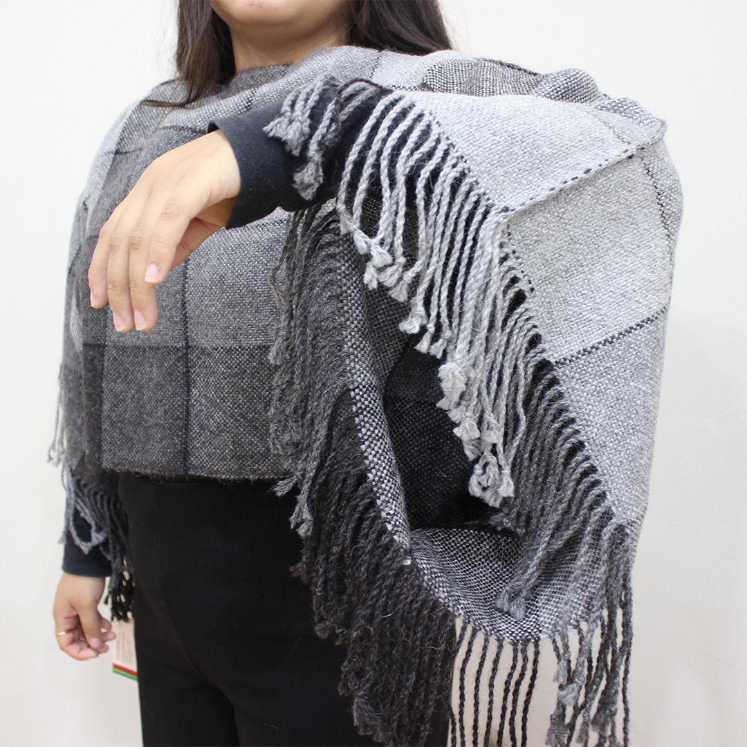 Poncho manguita lisa, cuadros gama gris