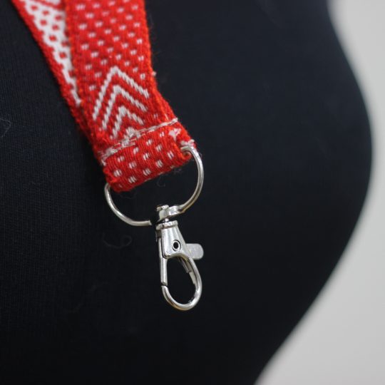 Lanyard rojo con diseño tradicional