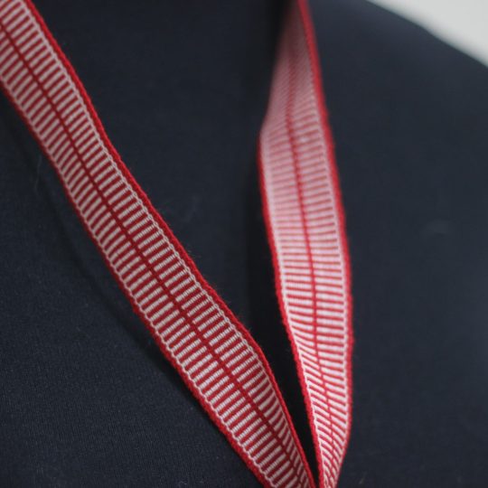 Lanyard Rojo Gris — tejido tradicional en lana de alpaca