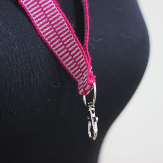 Lanyard Rosado Gris — tejido tradicional en lana de alpaca