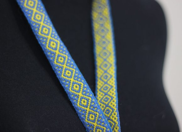 Lanyard Turquesa Diseño — tejido tradicional con rombos en lana de alpaca