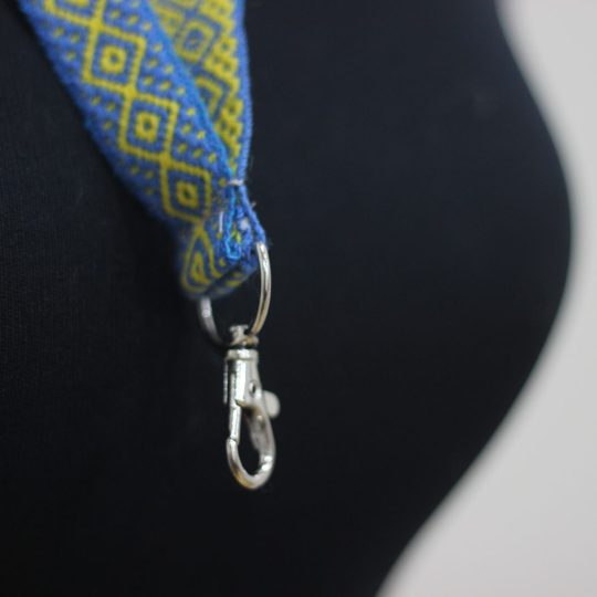Lanyard Turquesa Diseño — tejido tradicional con rombos en lana de alpaca