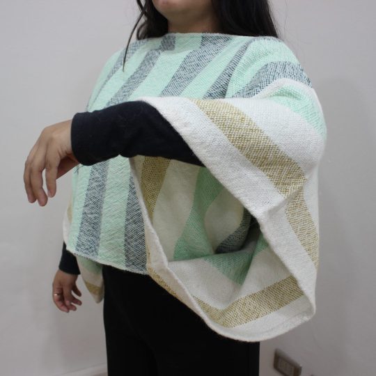 Poncho tubular gama verde — tejido a mano en lana de alpaca