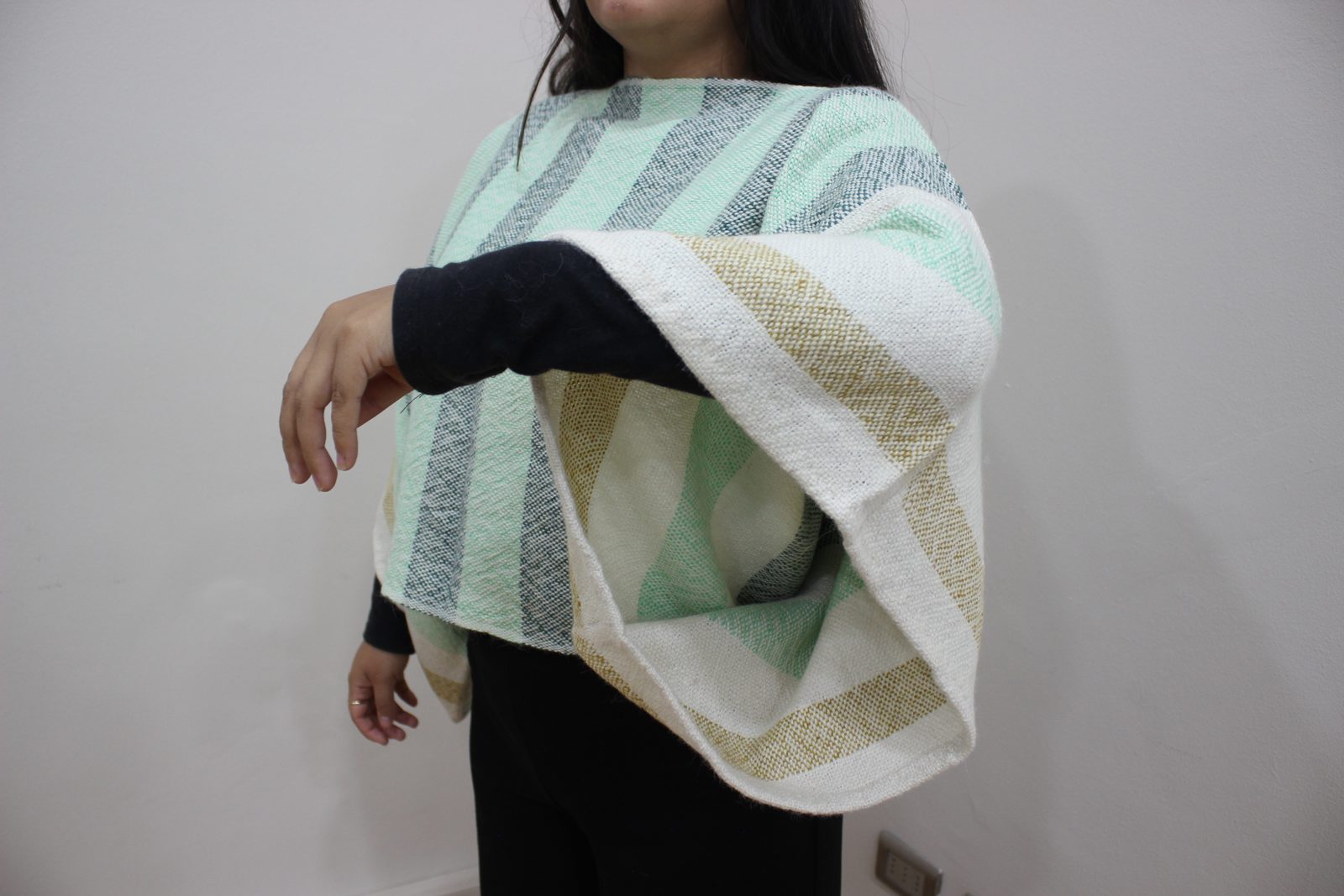 tubular-verde-1 Poncho tubular gama verde — tejido a mano en lana de alpaca