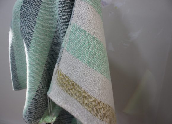 Poncho tubular gama verde — tejido a mano en lana de alpaca