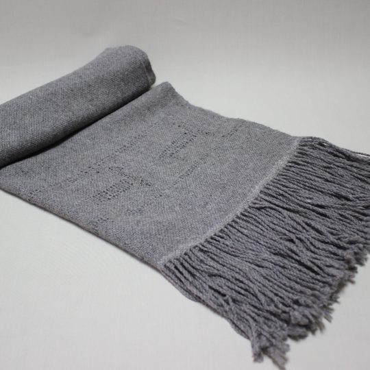 Chal gris con deshilado