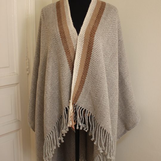 Ruana cordillate beige con franjas